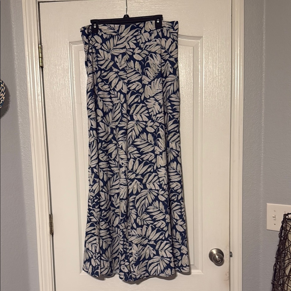 NWOT Navy and White Leaf Print Wide Leg Palazzo Pants